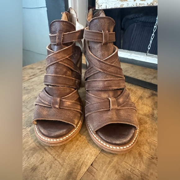 Freebird Chestnut Strappy Block Heels 👠 - Picture 2 of 8